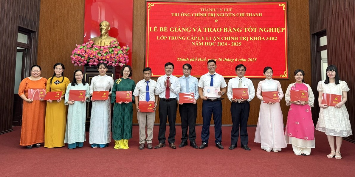 Khen thưởng 8 học viên lớp trung cấp lý luận chính trị khóa 34B2