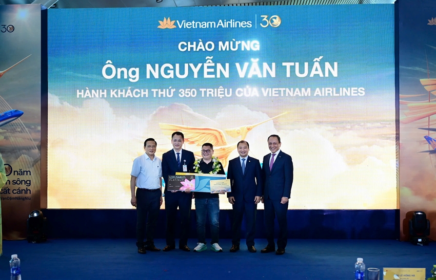 Đón chuyến bay đặc biệt và hành khách thứ 350 triệu của Vietnam Airlines