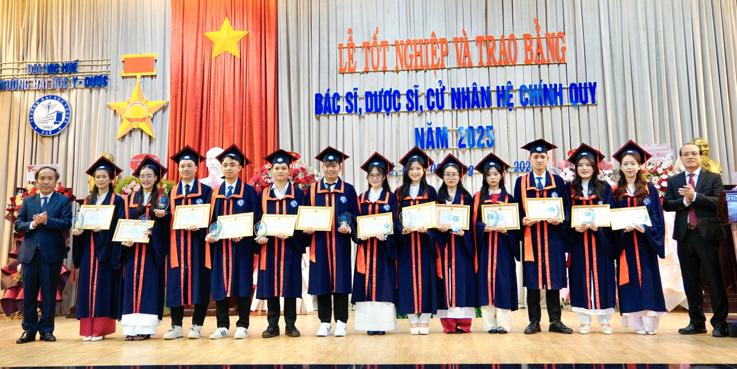 Gần 1 300 bác sĩ, dược sĩ, cử nhân hệ chính quy tốt nghiệp