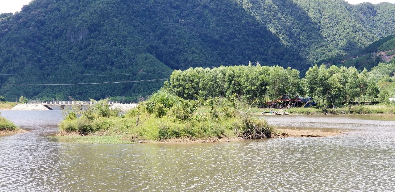 Cắm mốc giới hành lang bảo vệ 175 nguồn nước