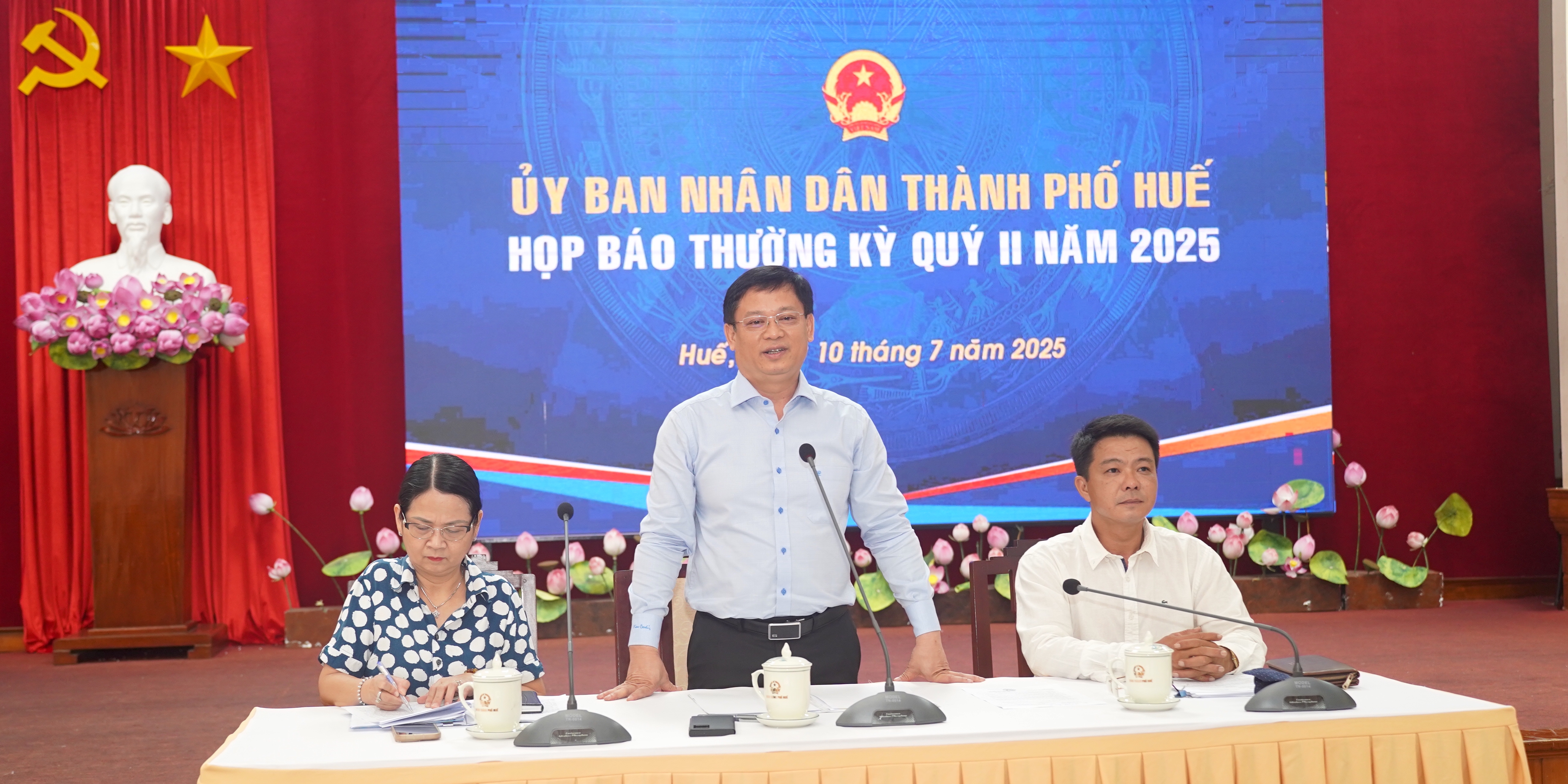 Báo chí nêu nhiều câu hỏi về dân sinh, kinh tế, hành chính