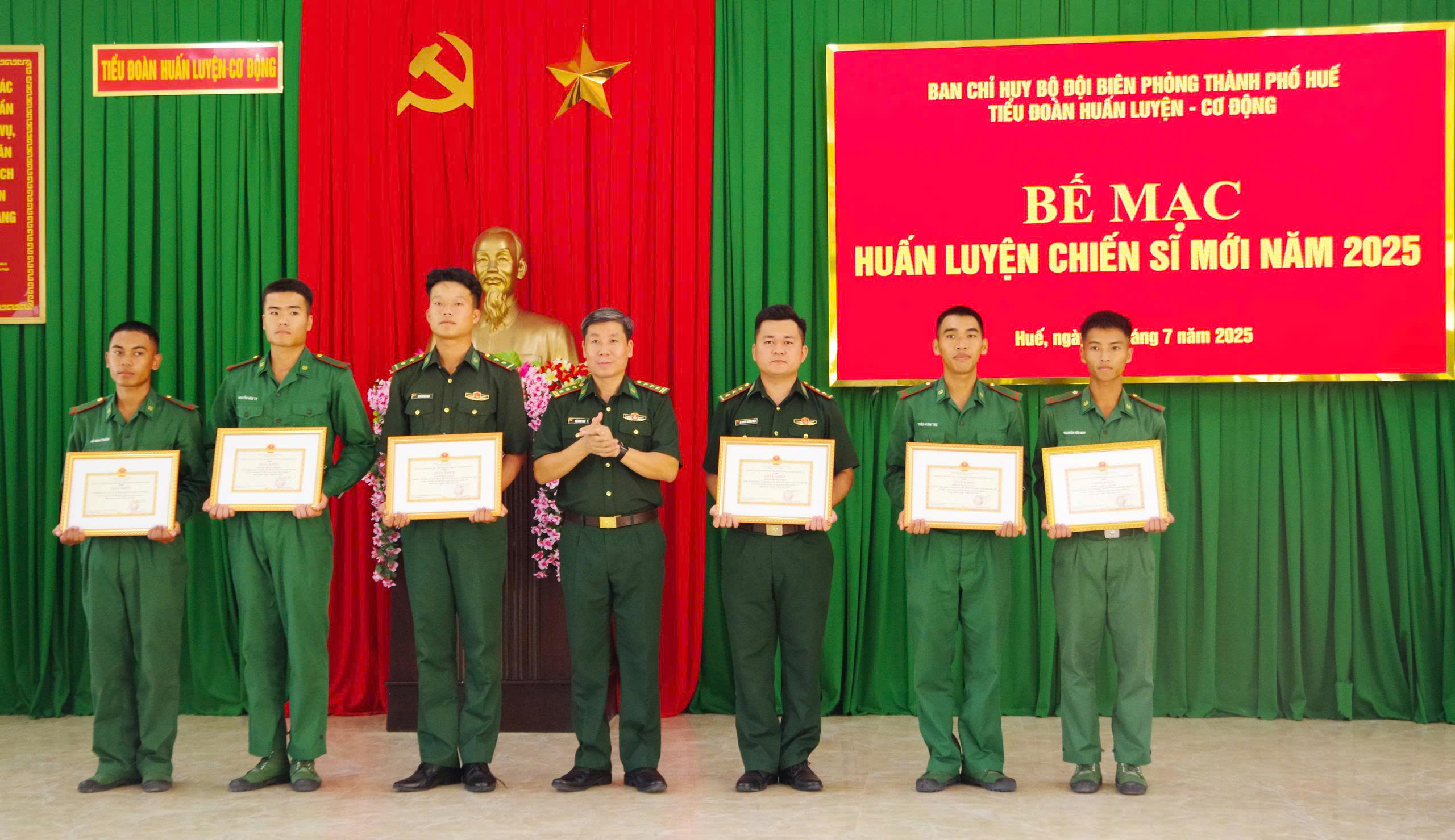 120 chiến sĩ mới nhận nhiệm vụ trên hai tuyến biên giới