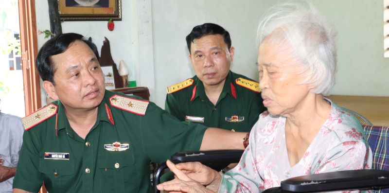 Thăm, tặng quà gia đình chính sách ở Huế