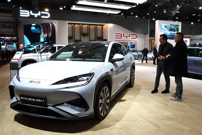 Trung Quốc tiến sát ngôi đầu trong cuộc đua chuyển đổi xe điện