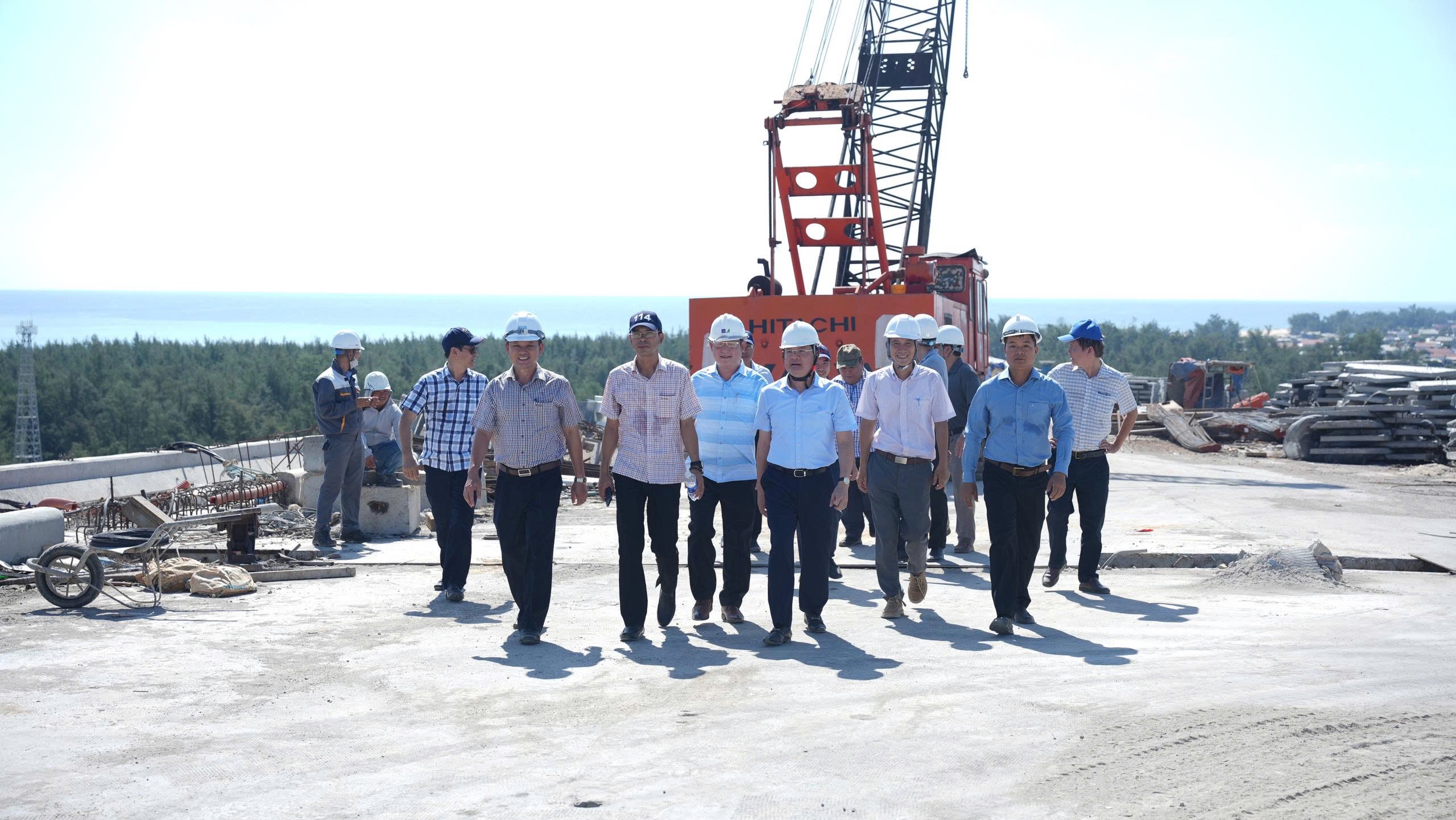 Lãnh đạo thành phố kiểm tra tiến độ cầu qua cửa biển Thuận An