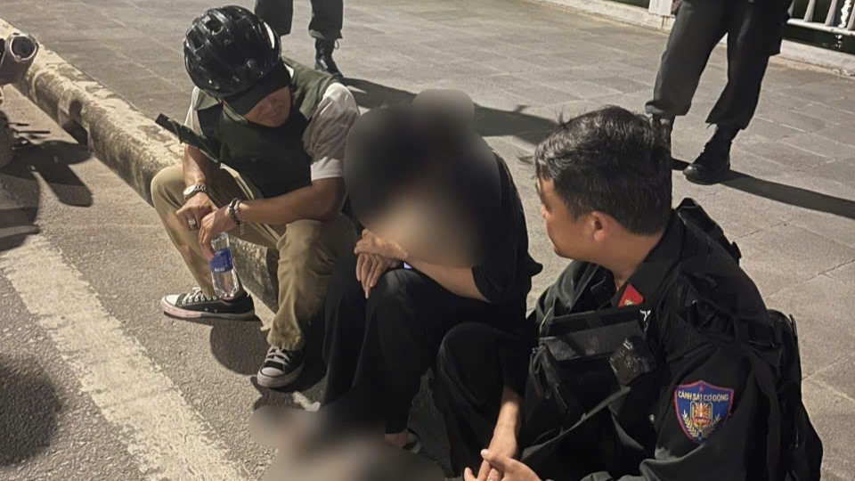 Kịp thời cứu nữ sinh viên có ý định nhảy cầu trong đêm