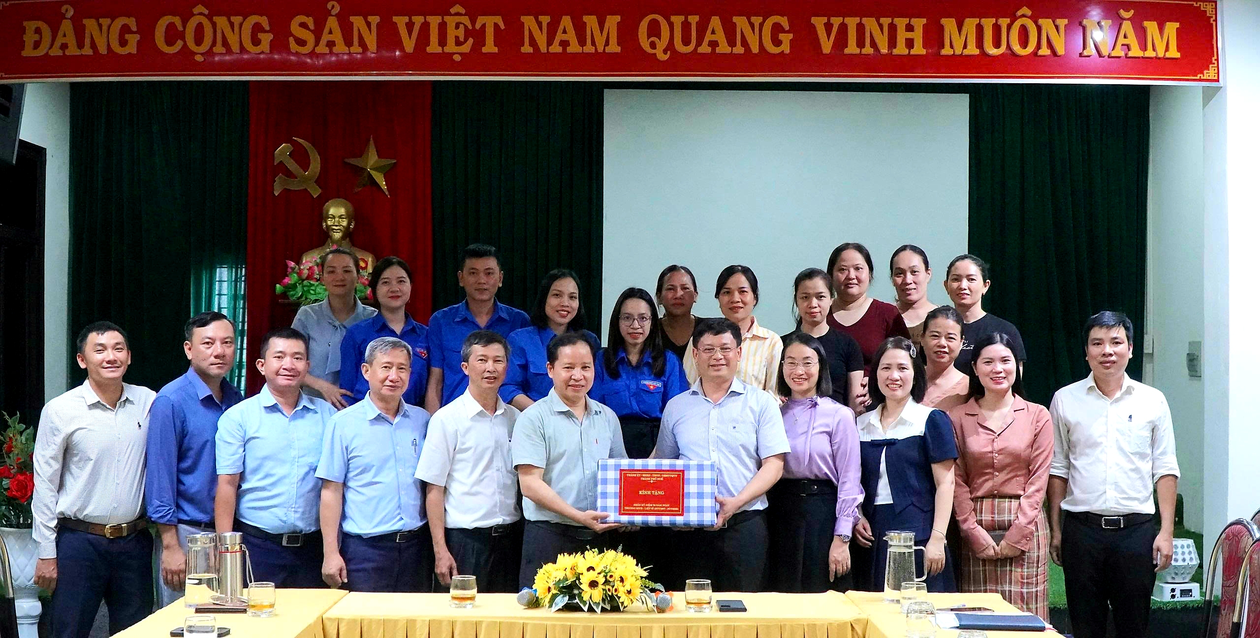 Thăm, tặng quà Trung tâm Điều dưỡng, chăm sóc người có công và Đội Quy tập 192