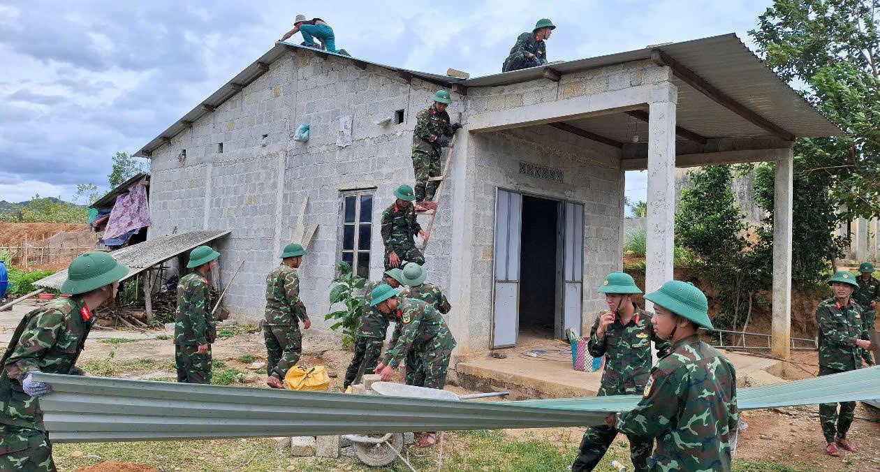 Hơn 30 cán bộ, chiến sĩ giúp dân khắc phục nhà bị tốc mái