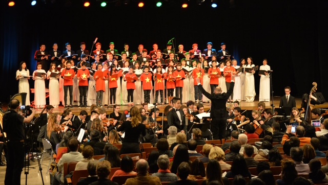 Nhạc Hoàng Vân, cầu nối Việt kiều với quê hương