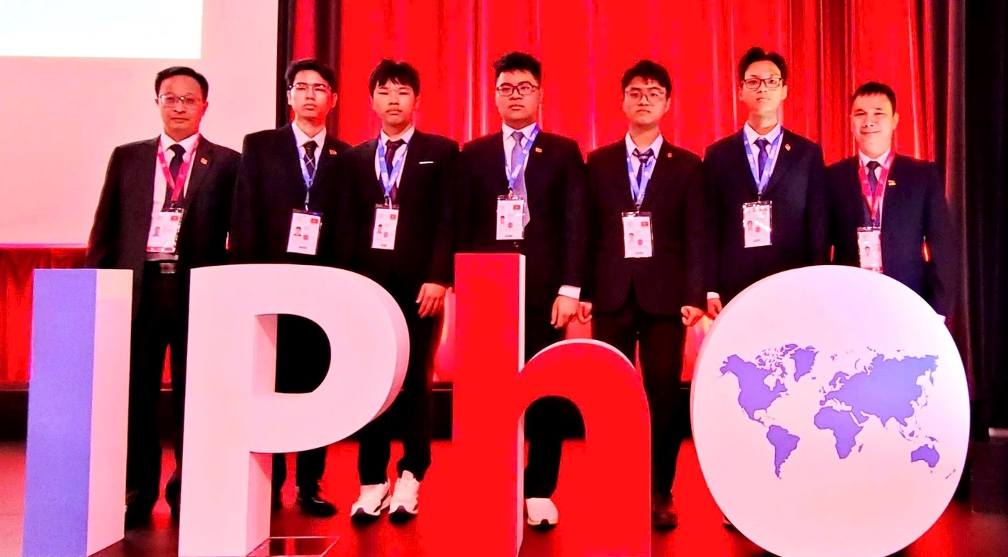 Trần Lê Thiện Nhân, học sinh Quốc Học - Huế đoạt Huy chương Bạc Olympic Vật lý quốc tế 2025