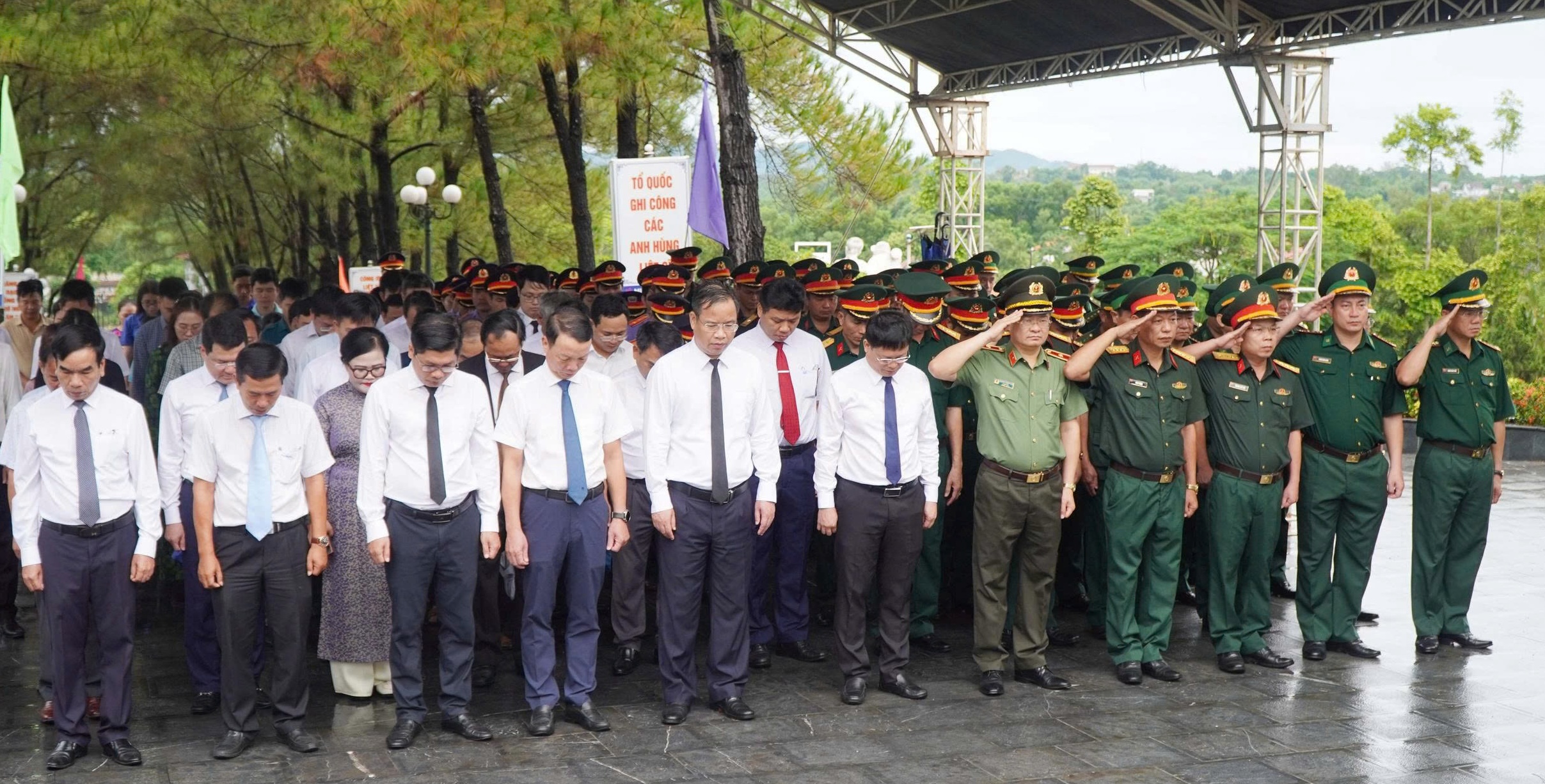 Lãnh đạo TP Huế dâng hoa, dâng hương tại nghĩa trang liệt sĩ thành phố