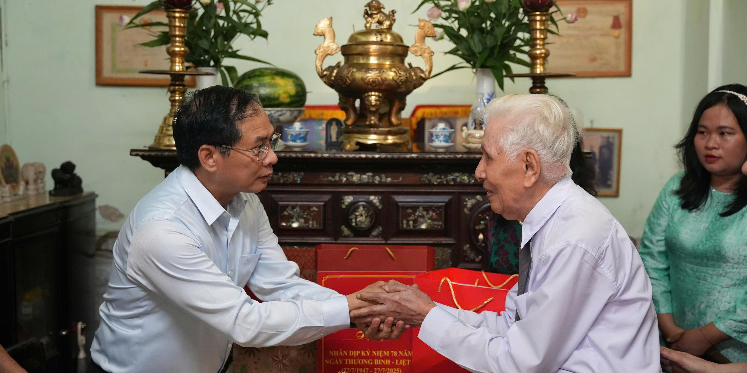 Phó Thủ tướng Chính phủ Bùi Thanh Sơn thăm, tặng quà các gia đình chính sách