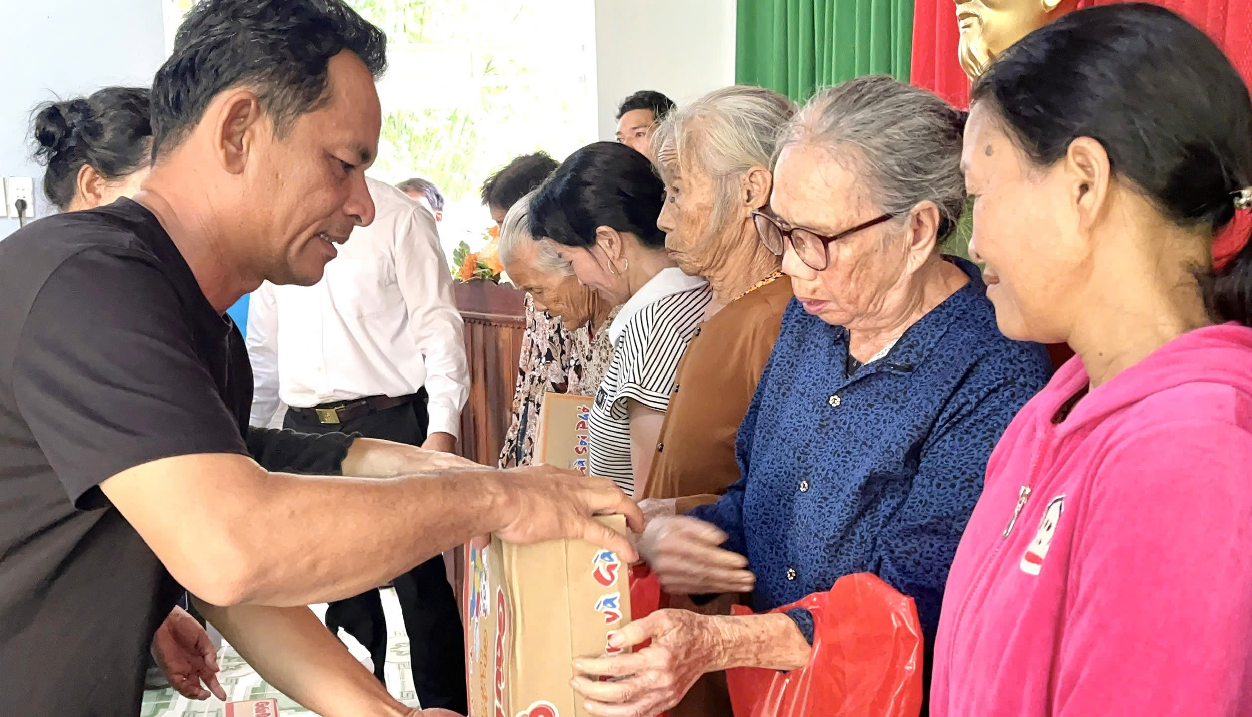 Trao 300 suất quà cho các hoàn cảnh khó khăn tại phường Phú Bài