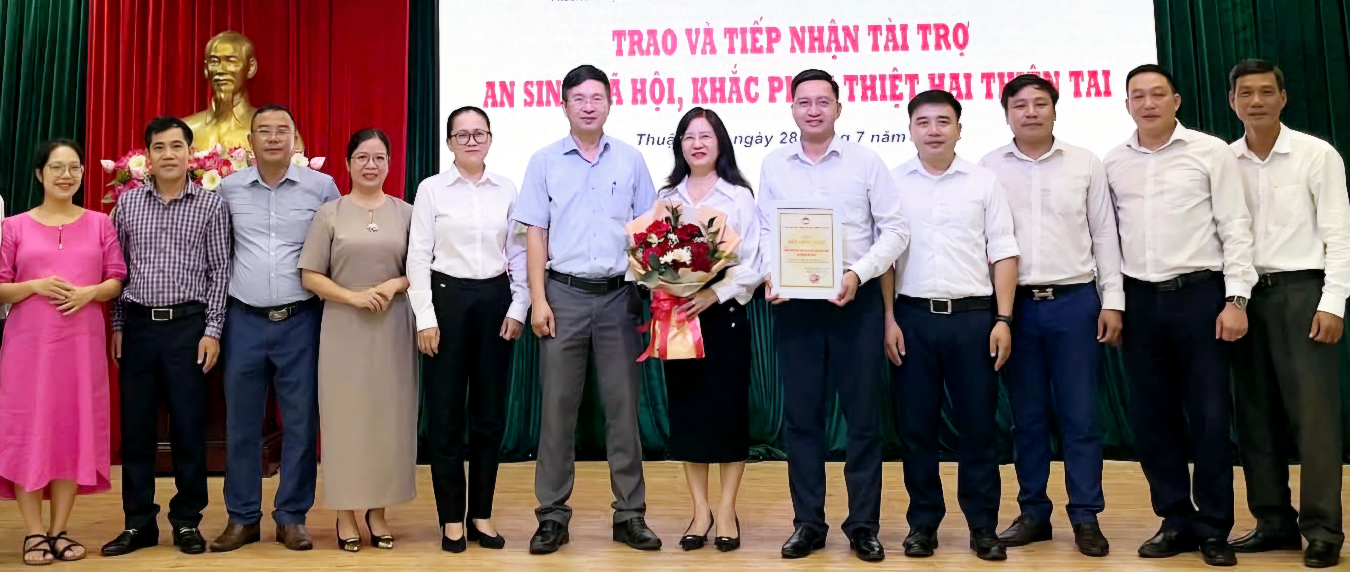 Trao 100 triệu đồng hỗ trợ an sinh xã hội tại phường Thuận Hóa