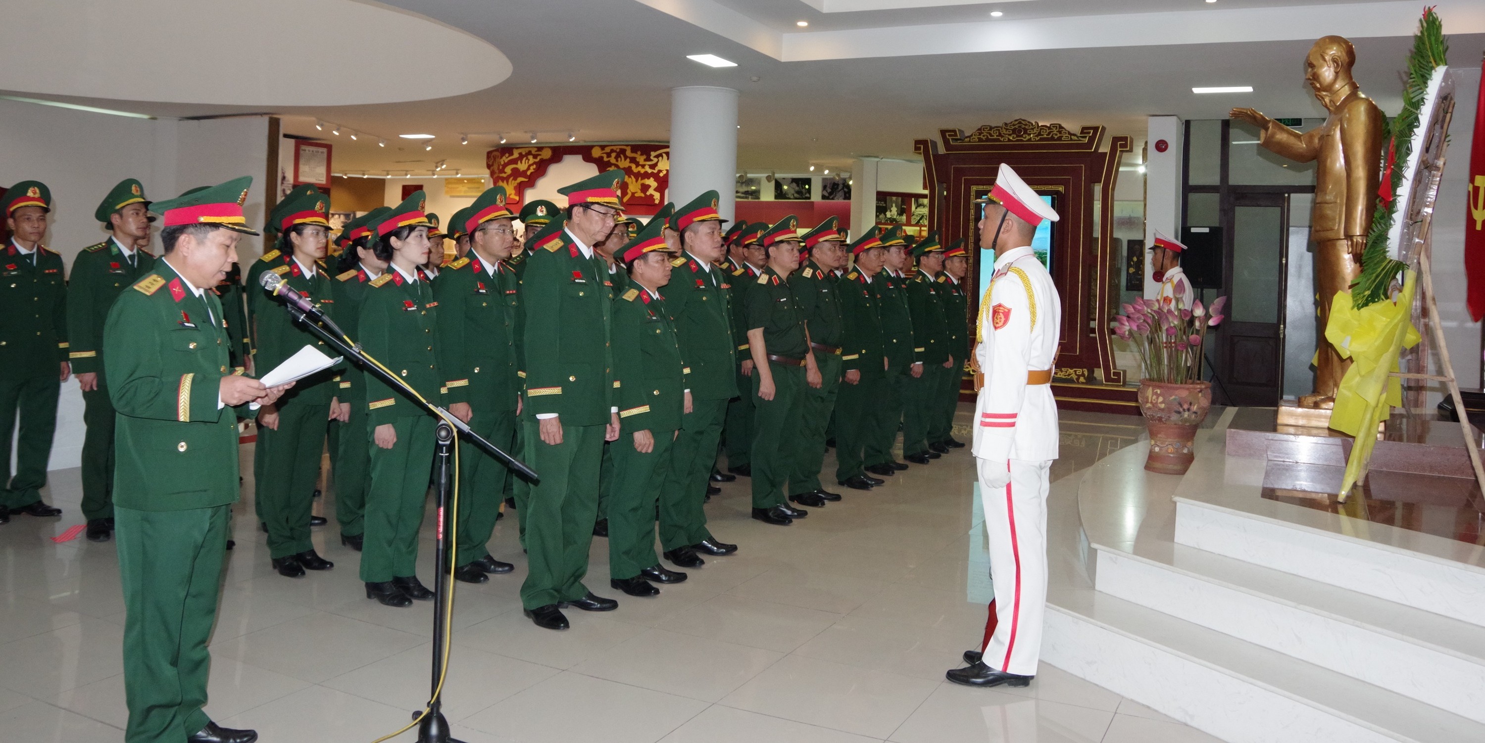 Đoàn Đại biểu tham dự Đại hội Đảng bộ Quân sự thành phố dâng hoa, báo công lên Chủ tịch Hồ Chí Minh