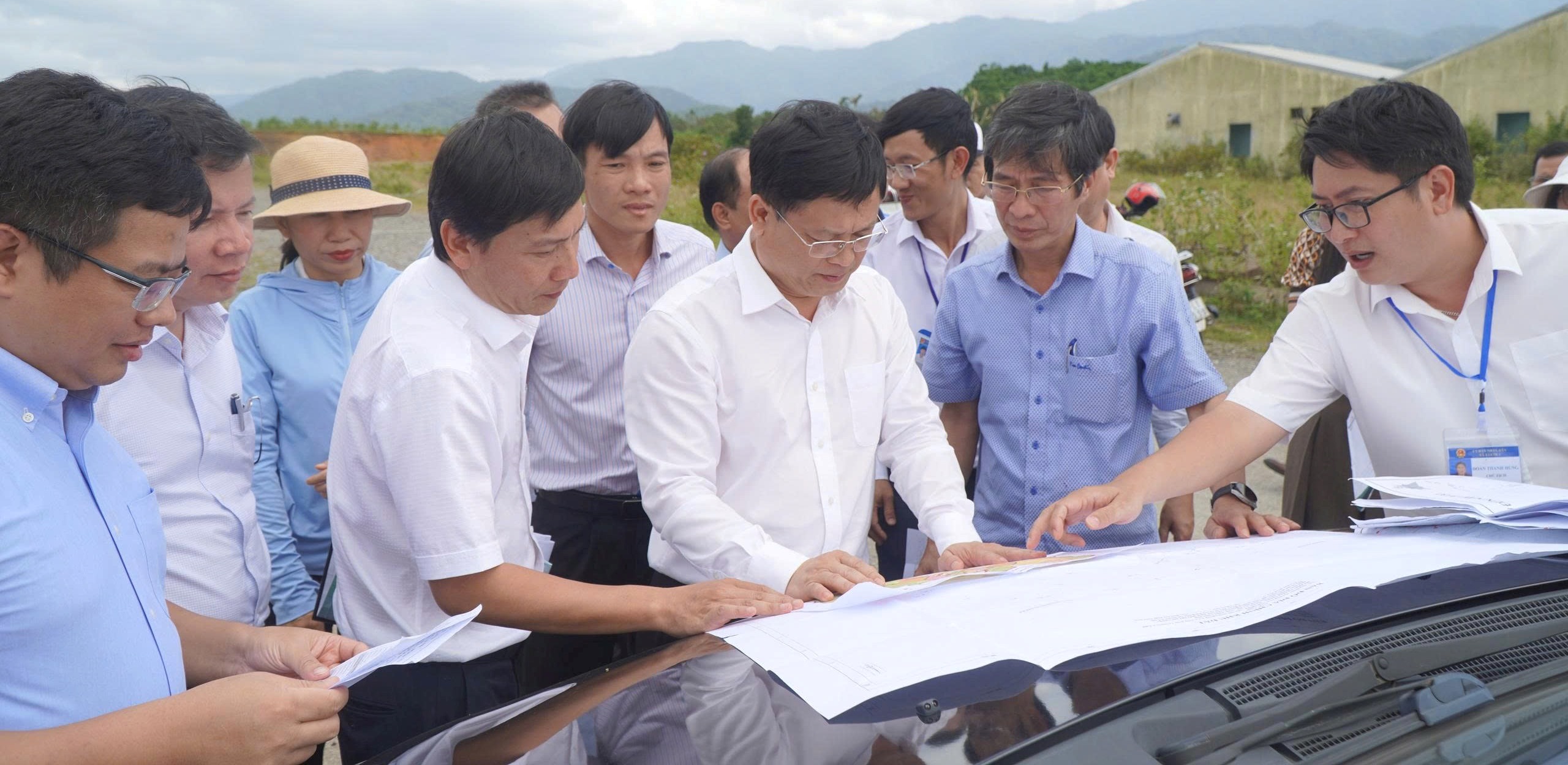 Lãnh đạo thành phố kiểm tra thực địa vị trí dự kiến xây dựng trường học tại các xã biên giới