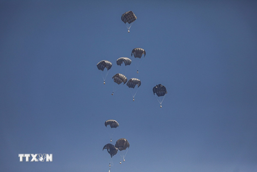 Nhiều nước thả hàng viện trợ nhân đạo xuống Dải Gaza