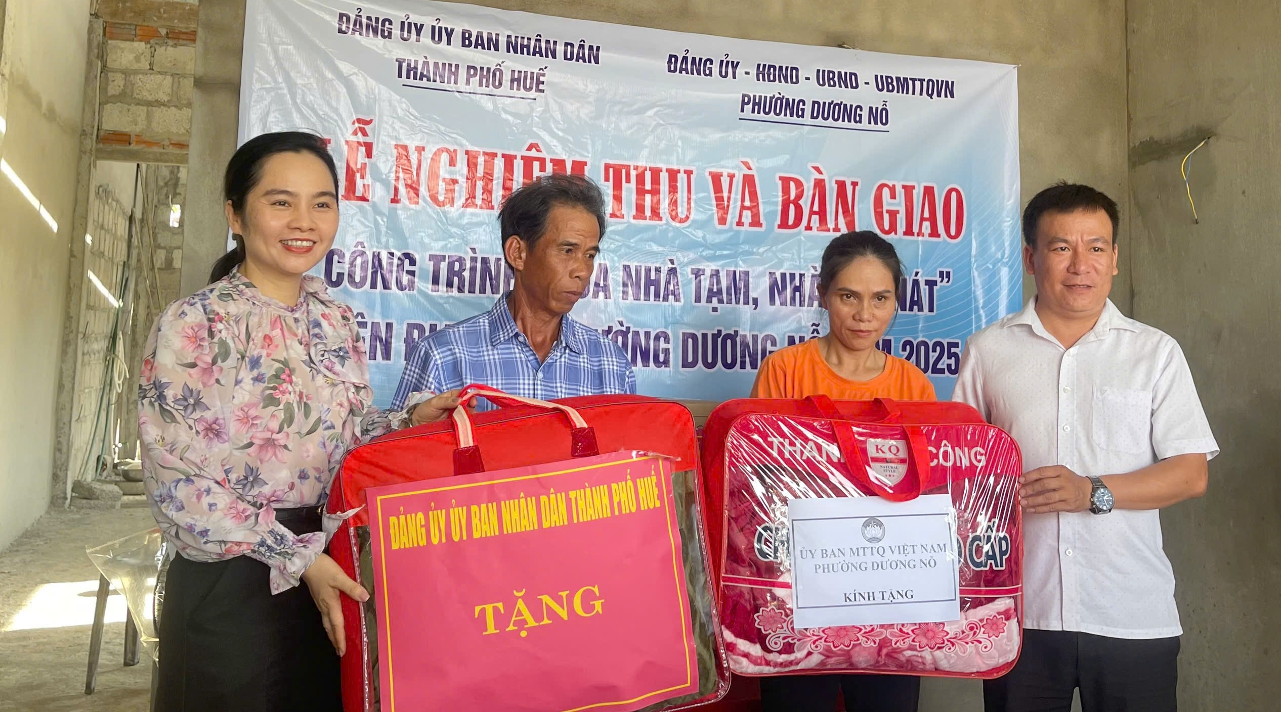 Trao 2 căn nhà cho hộ khó khăn ở phường Dương Nỗ