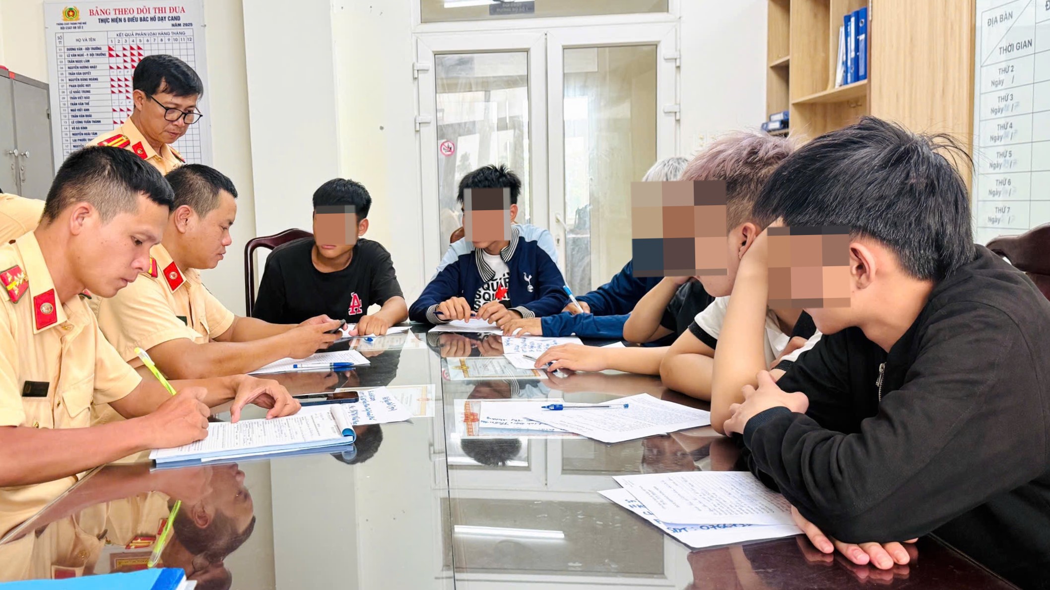 Xử lý vi phạm hành chính nhóm thiếu niên mang hung khí, lạng lách trên đường