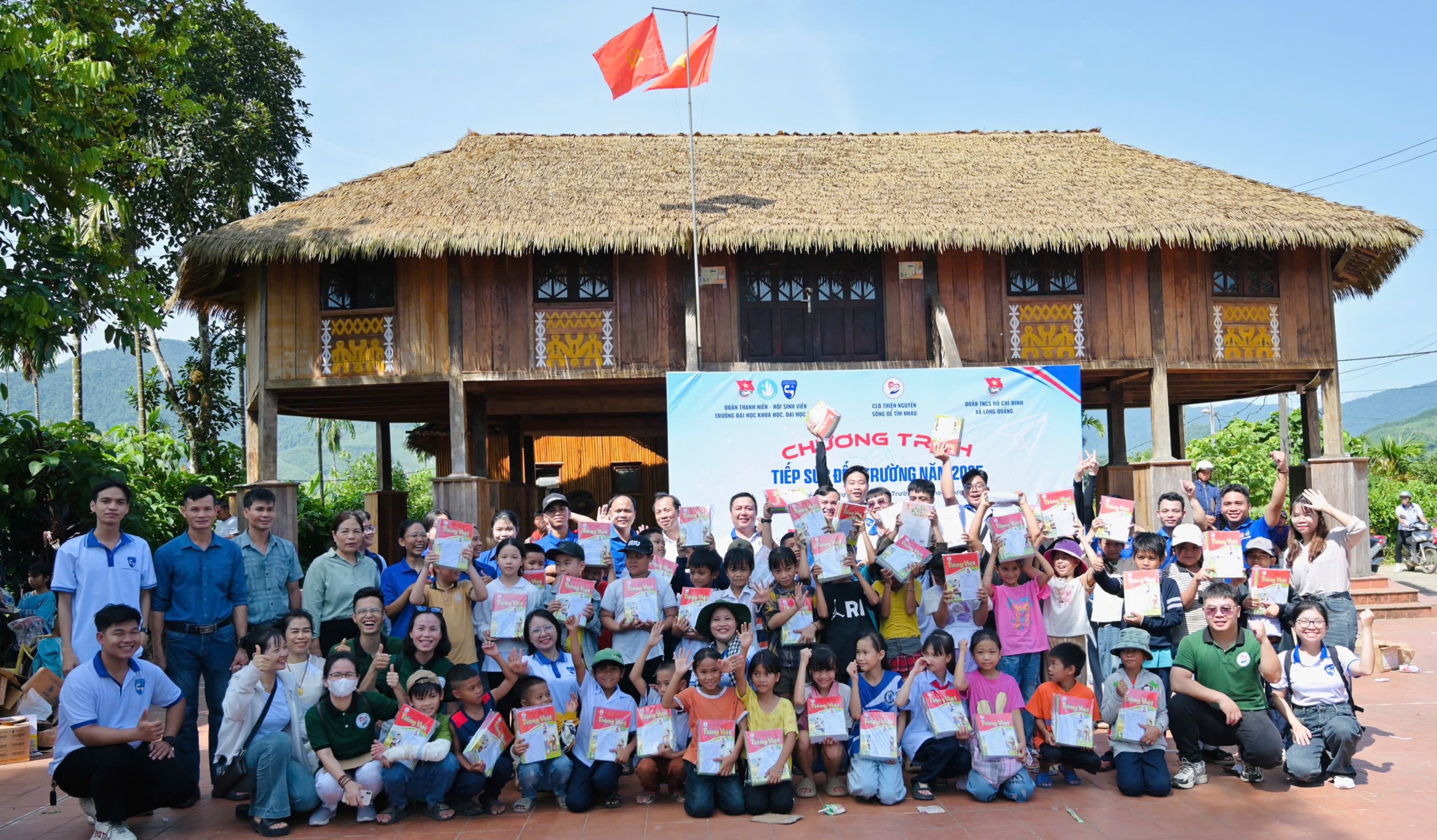 Tặng sách, xe đạp, nhu yếu phẩm cho học sinh xã Long Quảng