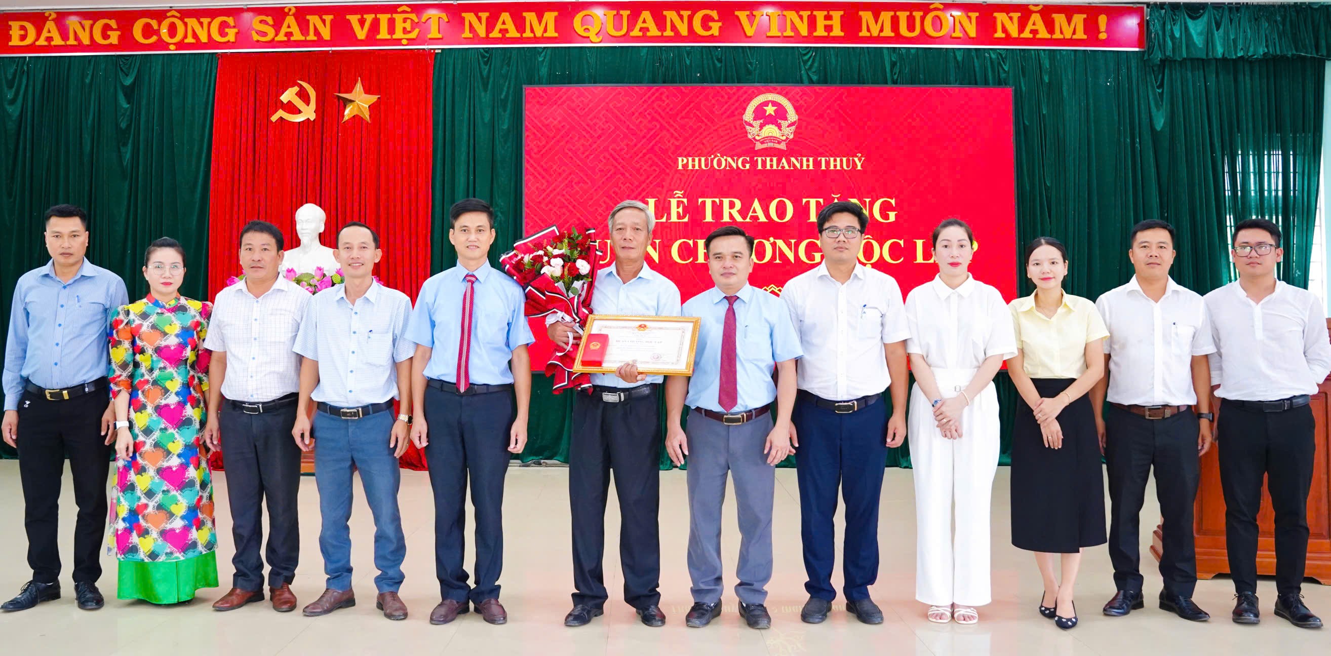 Thanh Thủy Trao Huân chương Độc lập hạng Ba cho gia đình liệt sĩ