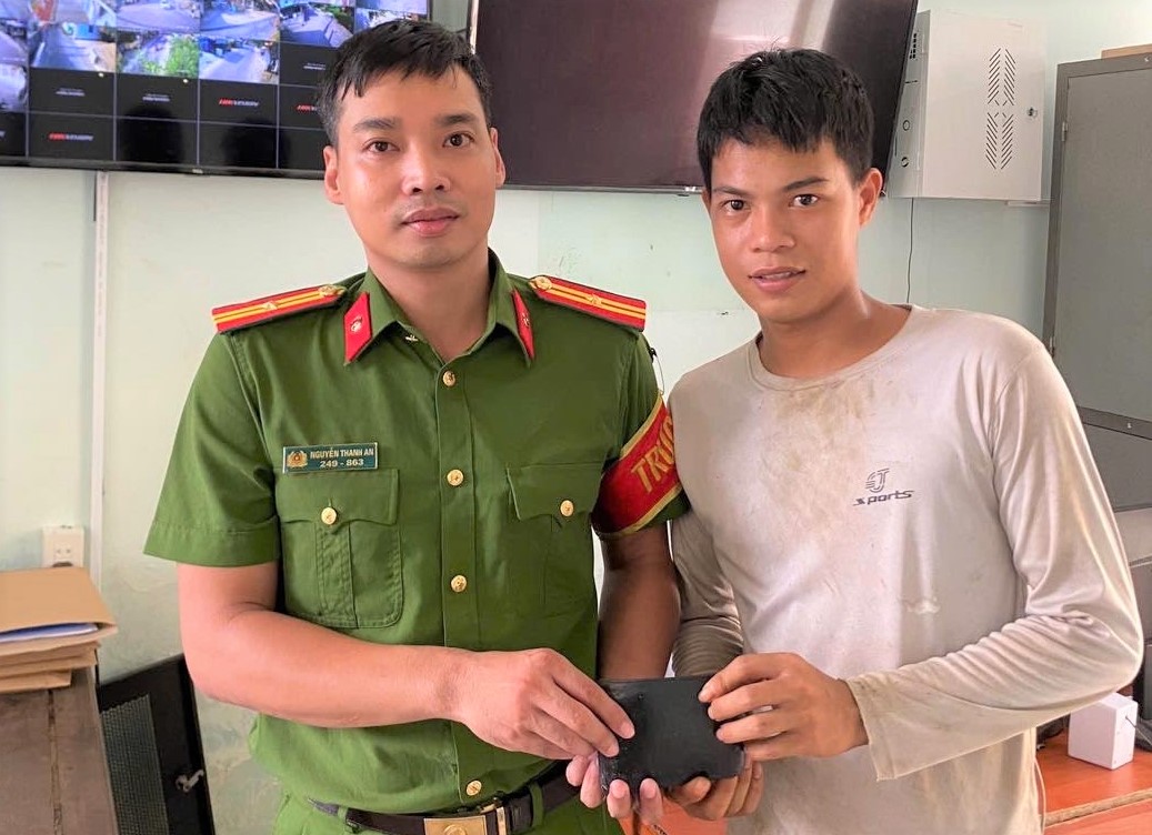 Nhặt được của rơi, đến công an trả lại người mất
