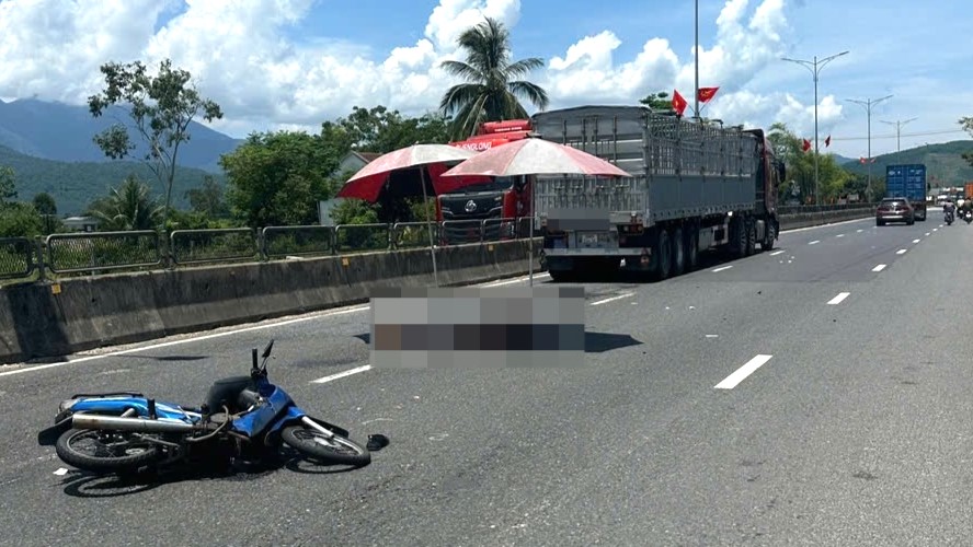 Va chạm giữa xe tải và môtô trên QL1A làm một người tử vong