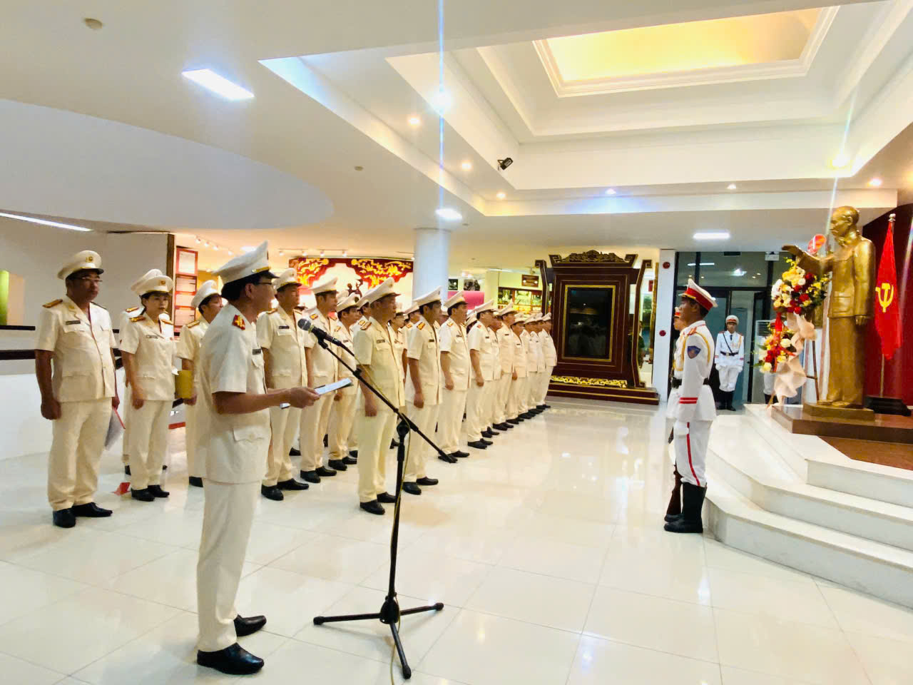 Công an TP  Huế dâng hoa, báo công lên Chủ tịch Hồ Chí Minh