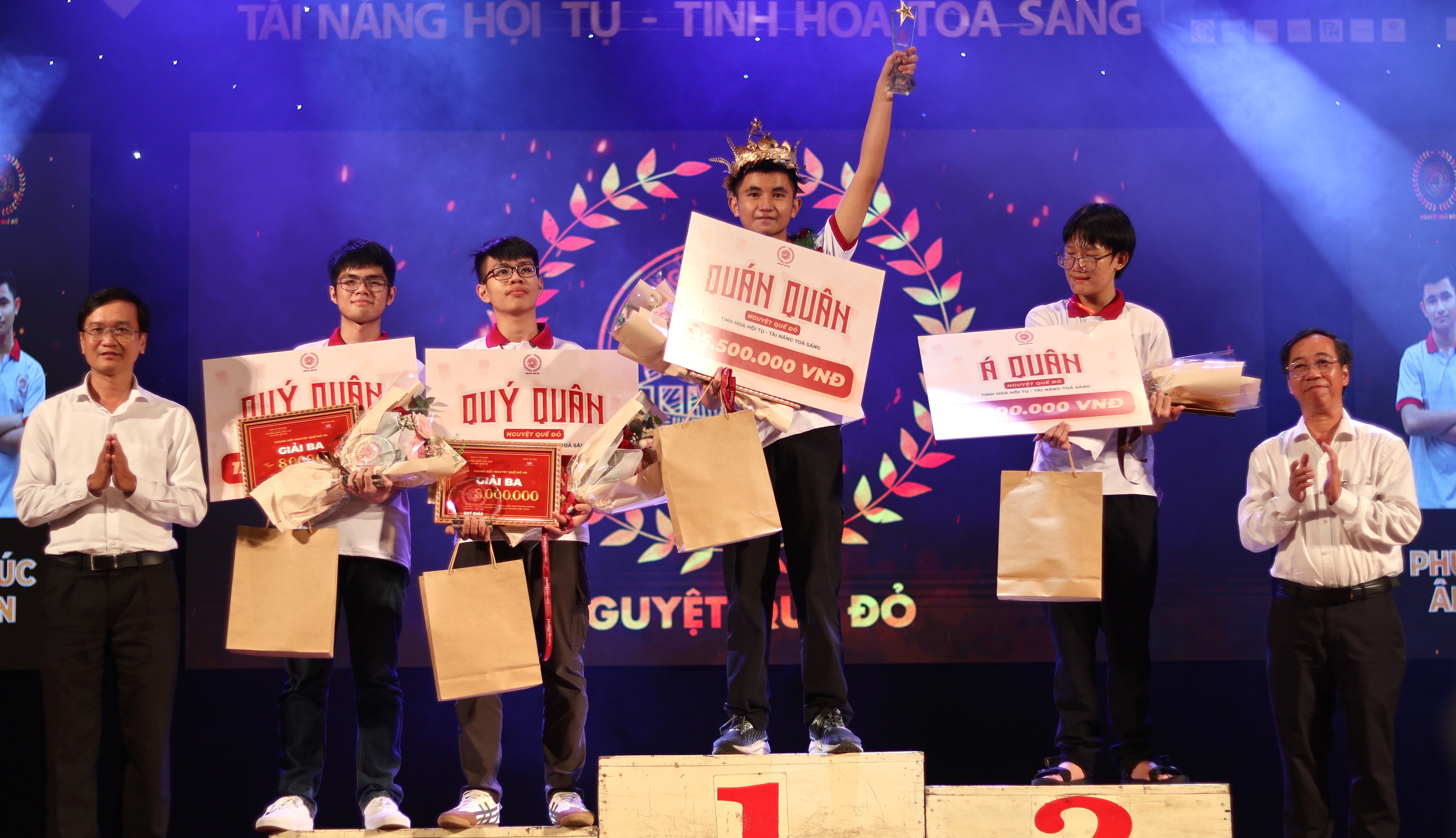 Nguyễn Hoàng Phúc Ân đại diện Trường THPT Chuyên Quốc Học - Huế tham dự “Đường lên đỉnh Olympia” năm thứ 26