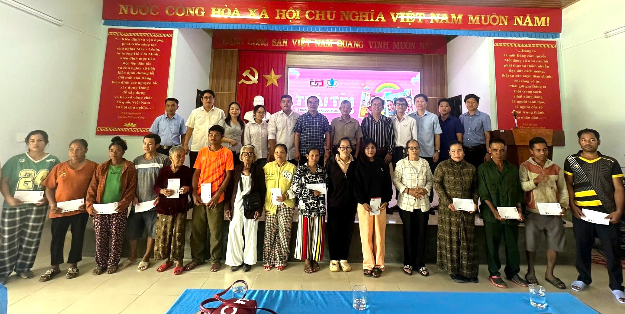 Nhiều phần quà đến với người dân xã A Lưới 3