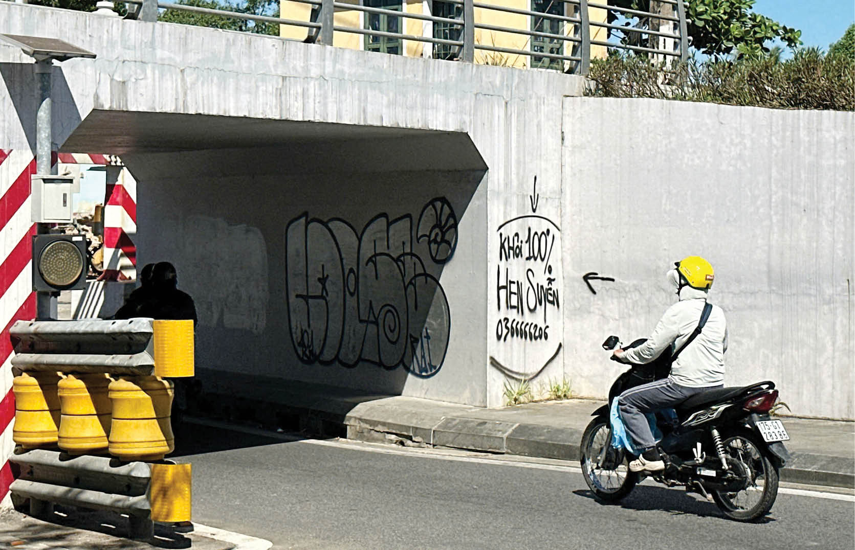 Ngang nhiên quảng cáo, rao vặt bừa bãi ở cầu Lòn