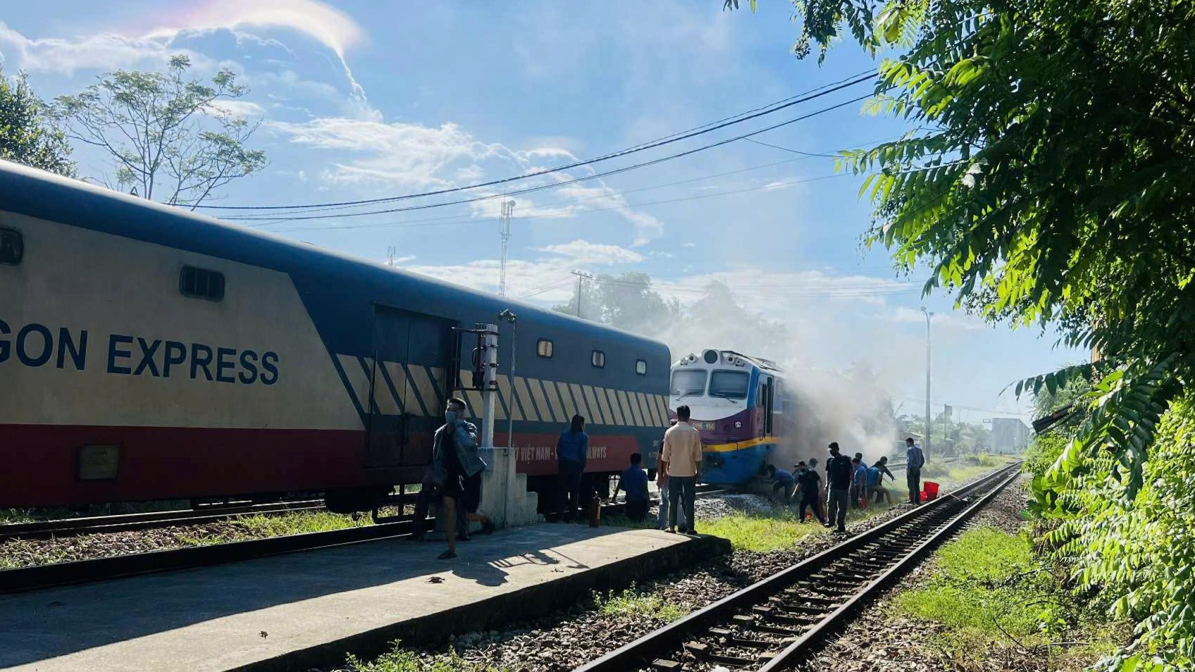 Nhanh chóng xử lý sự cố cháy đầu máy đoàn tàu SE4