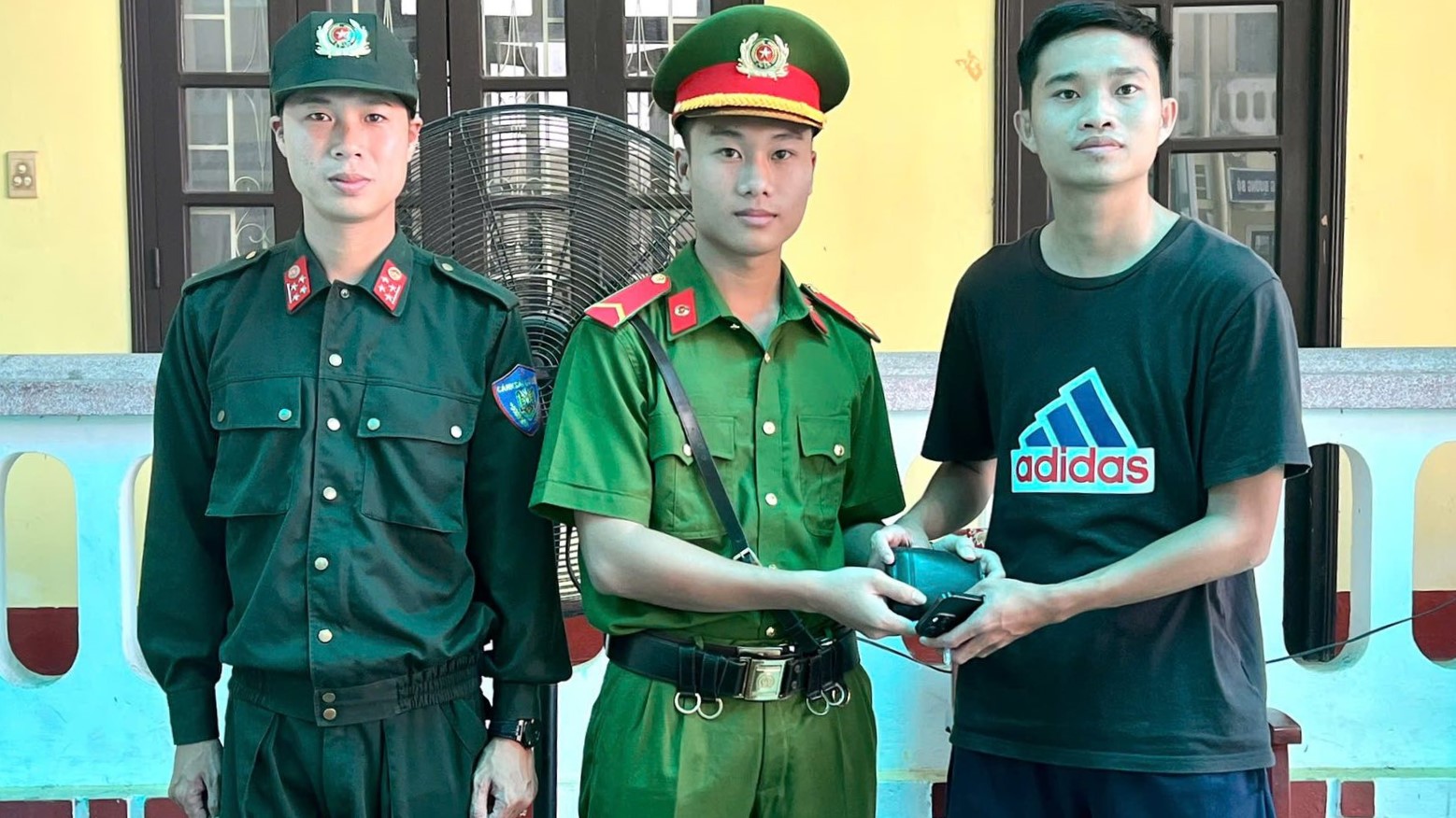 Nhặt được ví tiền, tìm trả lại người đánh rơi