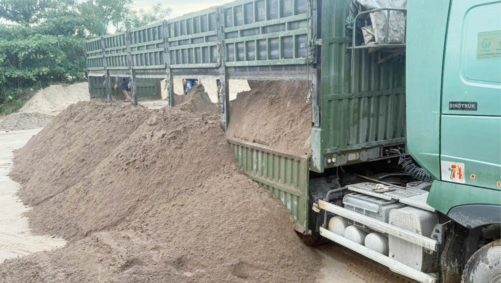 Cát đêm vào bãi tập kết “lậu”