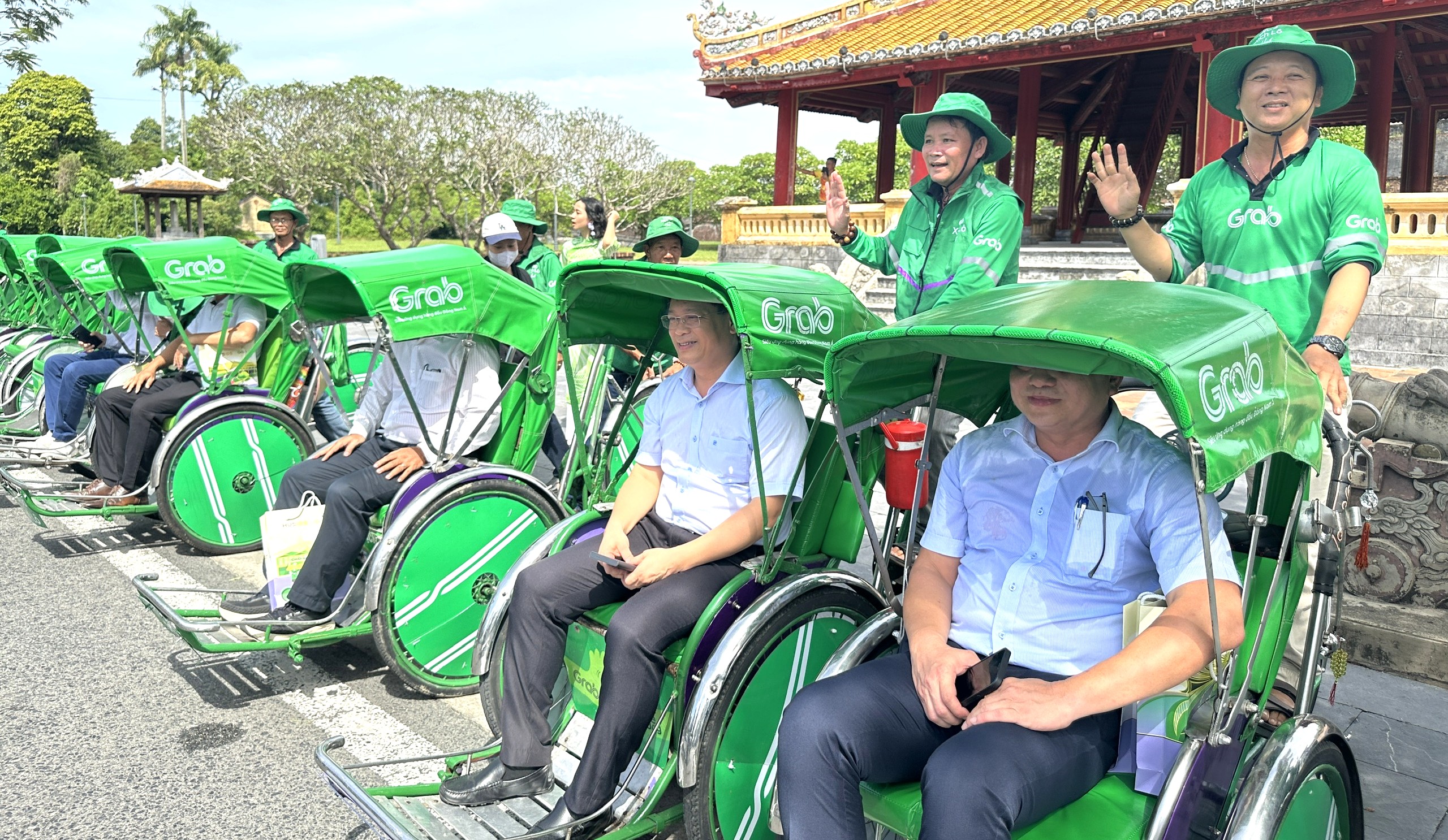 Khám phá Huế với Grab xích lô
