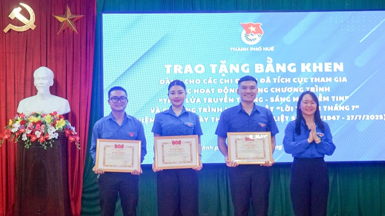 Khen thưởng Chi đoàn Báo và Phát thanh, Truyền hình Huế trong hoạt động tri ân Mẹ Việt Nam Anh hùng