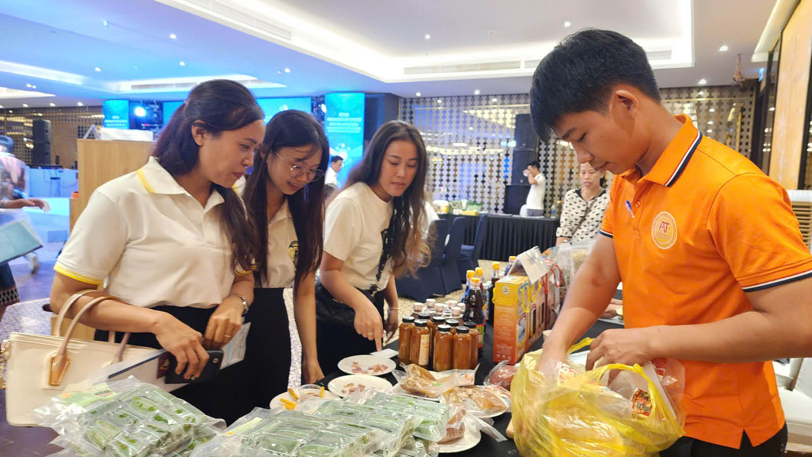 Hỗ trợ doanh nghiệp Một bàn tay khó làm nên tiếng vỗ - Bài 2 Đồng hành từ chính sách