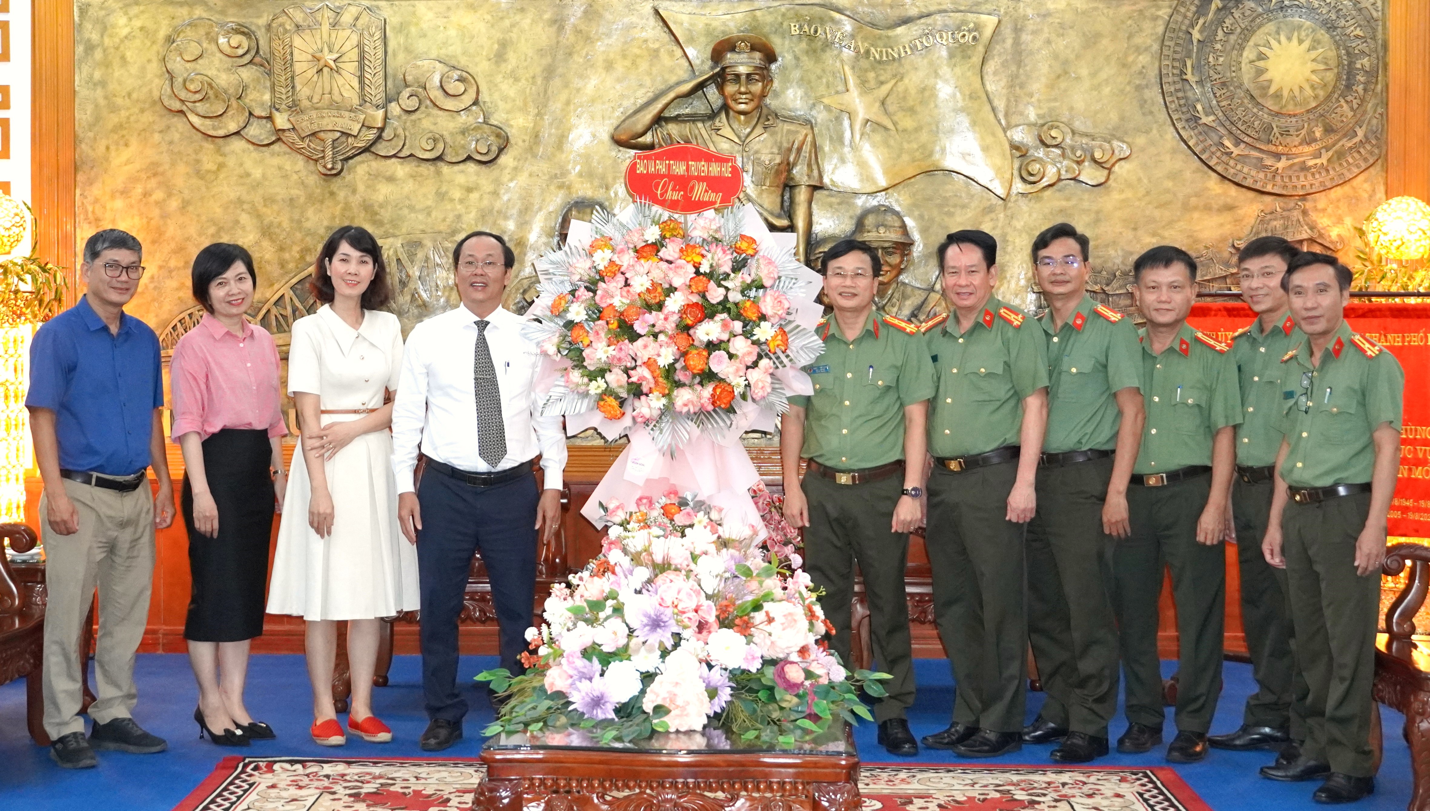 Báo và Phát thanh, Truyền hình Huế tặng hoa, chúc mừng Công an thành phố