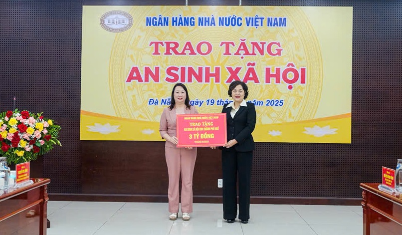Ngân hàng Nhà nước Việt Nam trao 10 tỷ đồng hỗ trợ xóa nhà tạm và an sinh xã hội