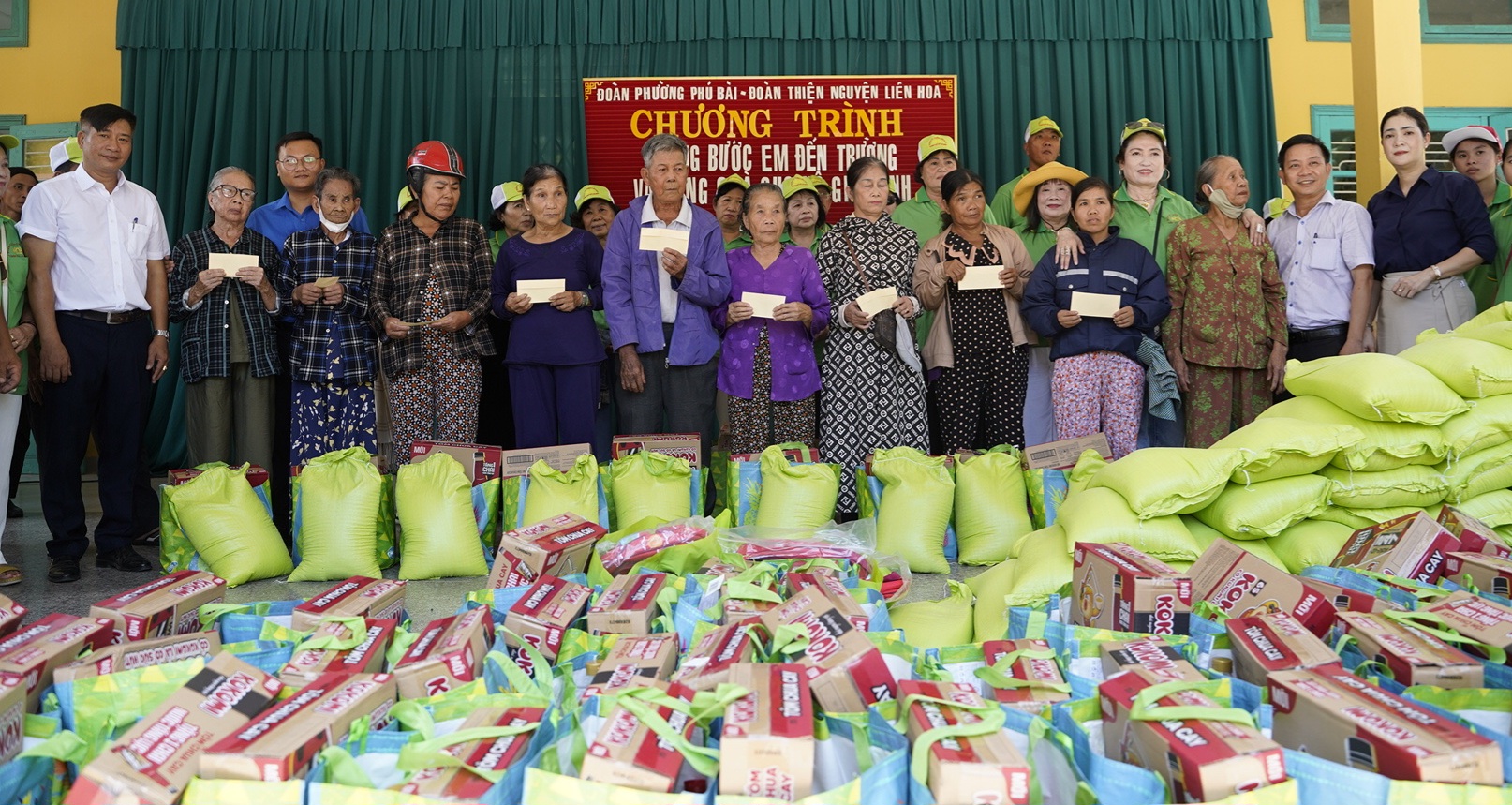 Trao 400 suất quà “Nâng bước em đến trường”