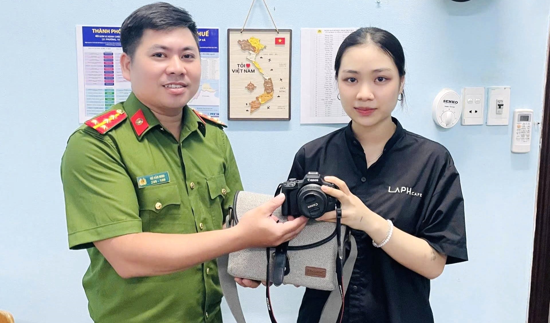 Trao trả máy ảnh bị đánh rơi