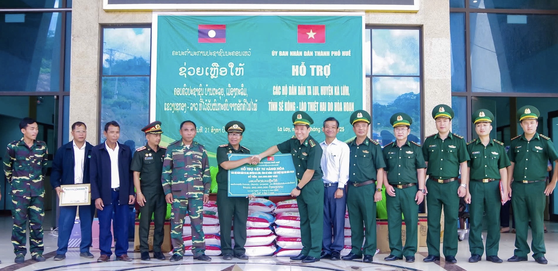 Trao hỗ trợ cho người dân bản Ta Lui