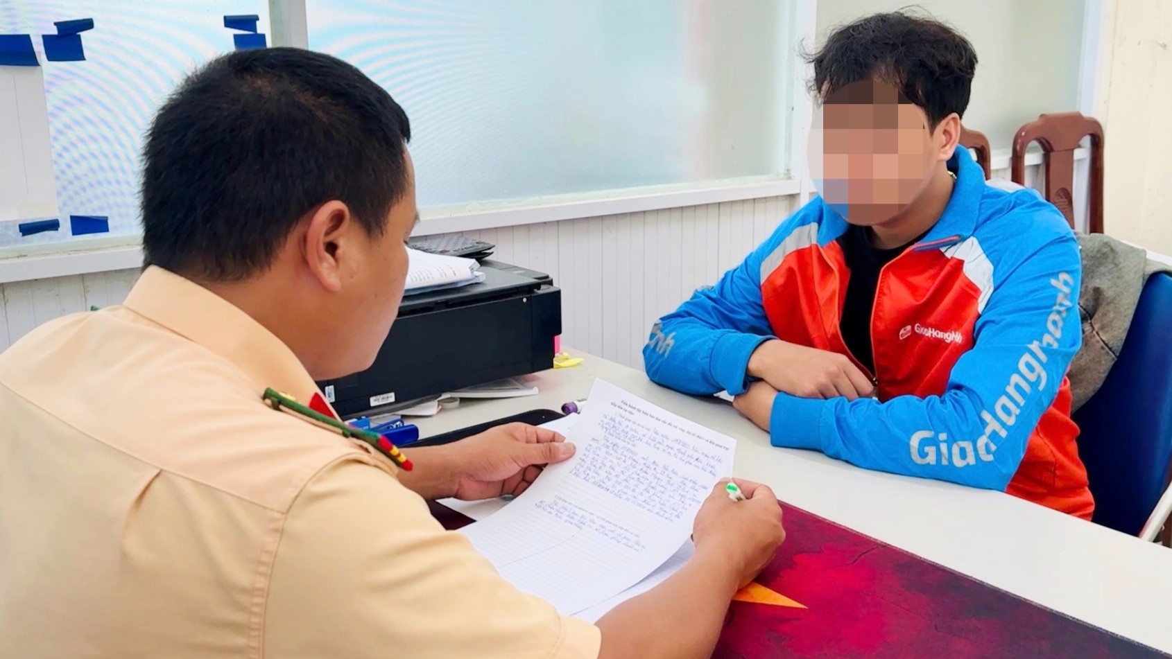 Xử lý lái ô tô kéo xe tự chế để quay video đăng Tiktok