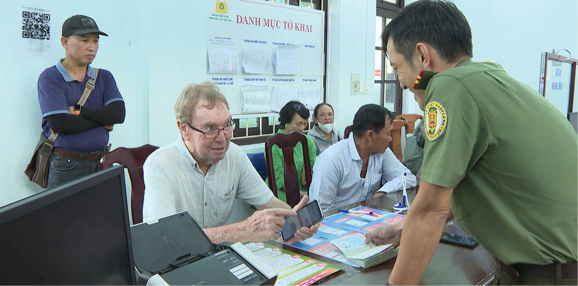 Cấp định danh điện tử cho người nước ngoài “Chìa khóa” quản lý và phục vụ hiệu quả