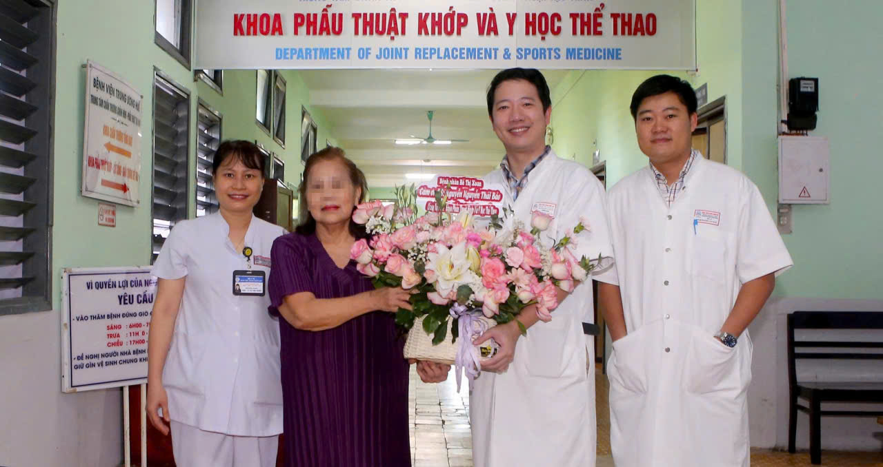 Bệnh viện Trung ương Huế phẫu thuật thay khớp gối bản lề thành công cho bệnh nhân 69 tuổi