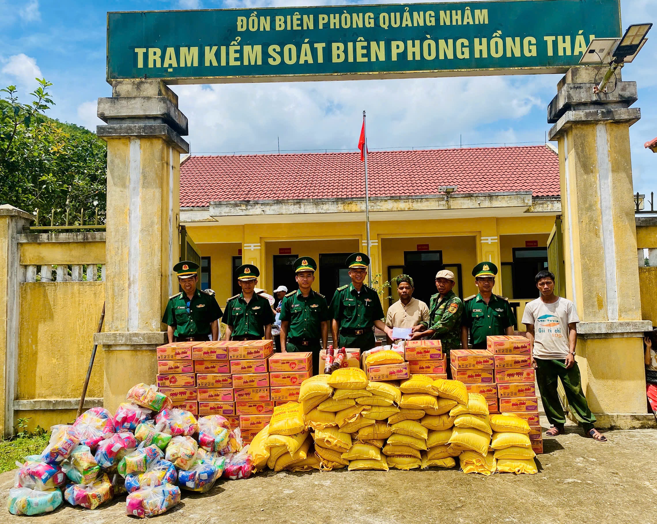 Trao tặng quà cho người dân bản Sê Sáp, Lào