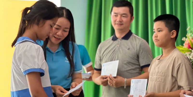 Trao hơn 200 suất học bổng cho trẻ em và sinh viên có hoàn cảnh khó khăn