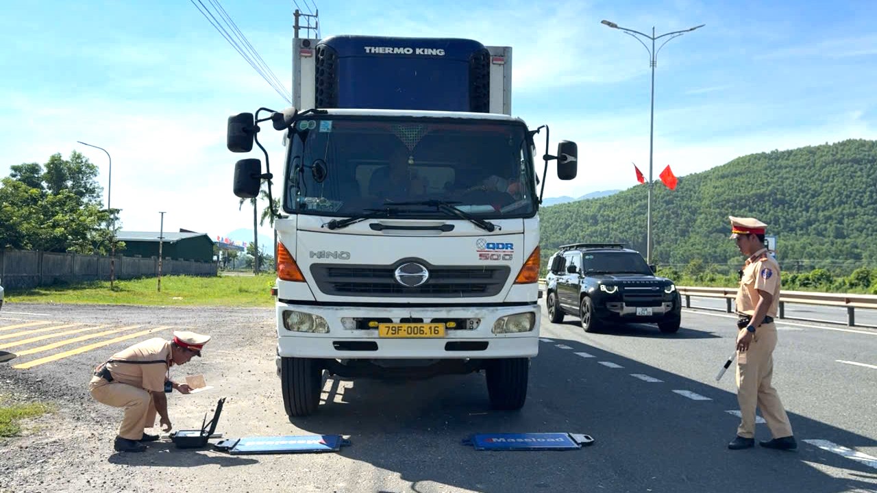 Phát hiện và xử lý 287 trường hợp xe quá khổ, quá tải