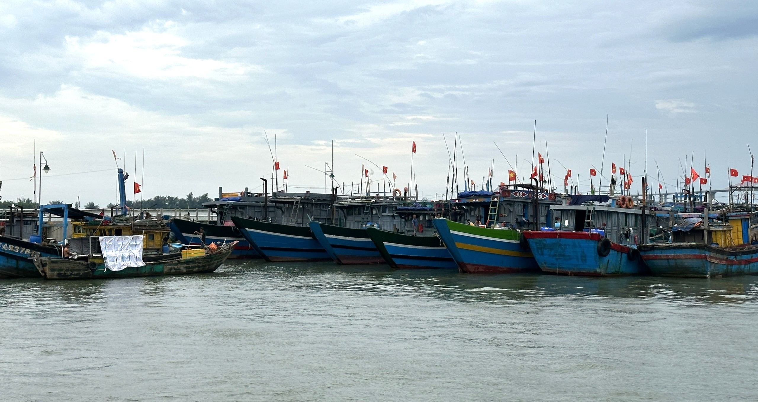 Hủy, hoãn các cuộc họp không thực sự cấp bách để tập trung chỉ đạo ứng phó với mưa bão, lũ lụt