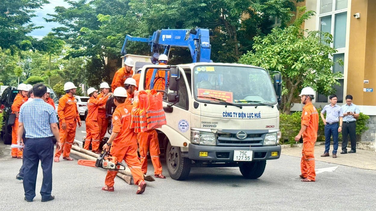 Hỗ trợ Hà Tĩnh khắc phục lưới điện hư hỏng do bão số 5 gây ra